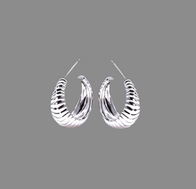 Charger l&#39;image dans la galerie, eLiasz and eLLa Passionate Hoop Earrings Silver
