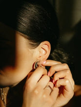 Charger l&#39;image dans la galerie, eLiasz and eLLa Passionate Hoop Earrings Silver
