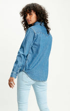 Load image into Gallery viewer, Levi&#39;s Essential Western Denim Shirt
