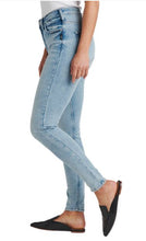 Load image into Gallery viewer, Silver Jeans Infinite Fit Jean
