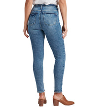 Load image into Gallery viewer, Silver Jeans High Rise Infinite Fit Jeans
